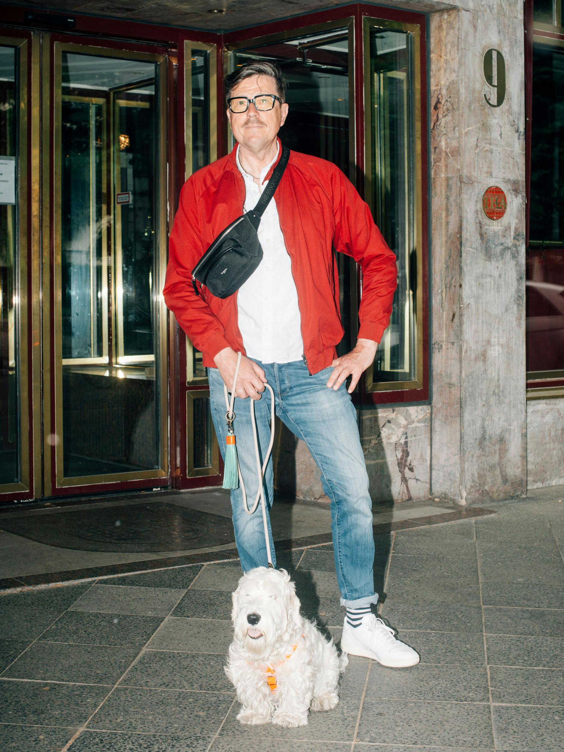 Hier entlang: Romy-Stadtführer Martin Sauter mit seinem Hund Whiley.
