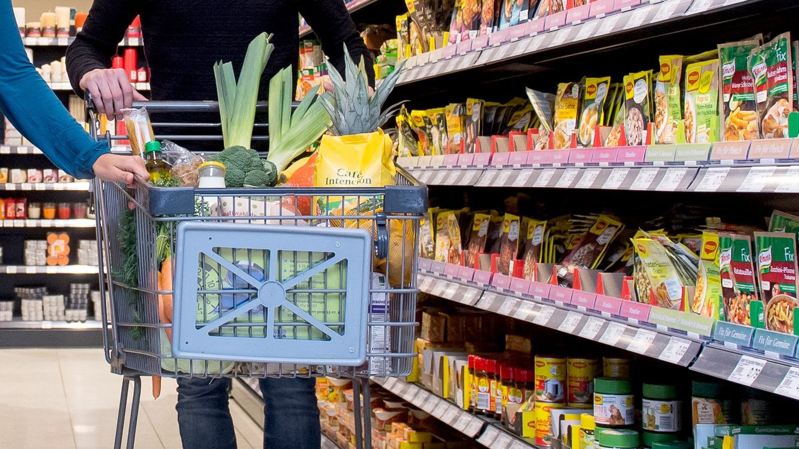 In vielen Familien reicht das Geld nicht mehr zum Leben. Zum Glück kann man an bestimmten Tagen beim Lebensmitteleinkauf sparen.