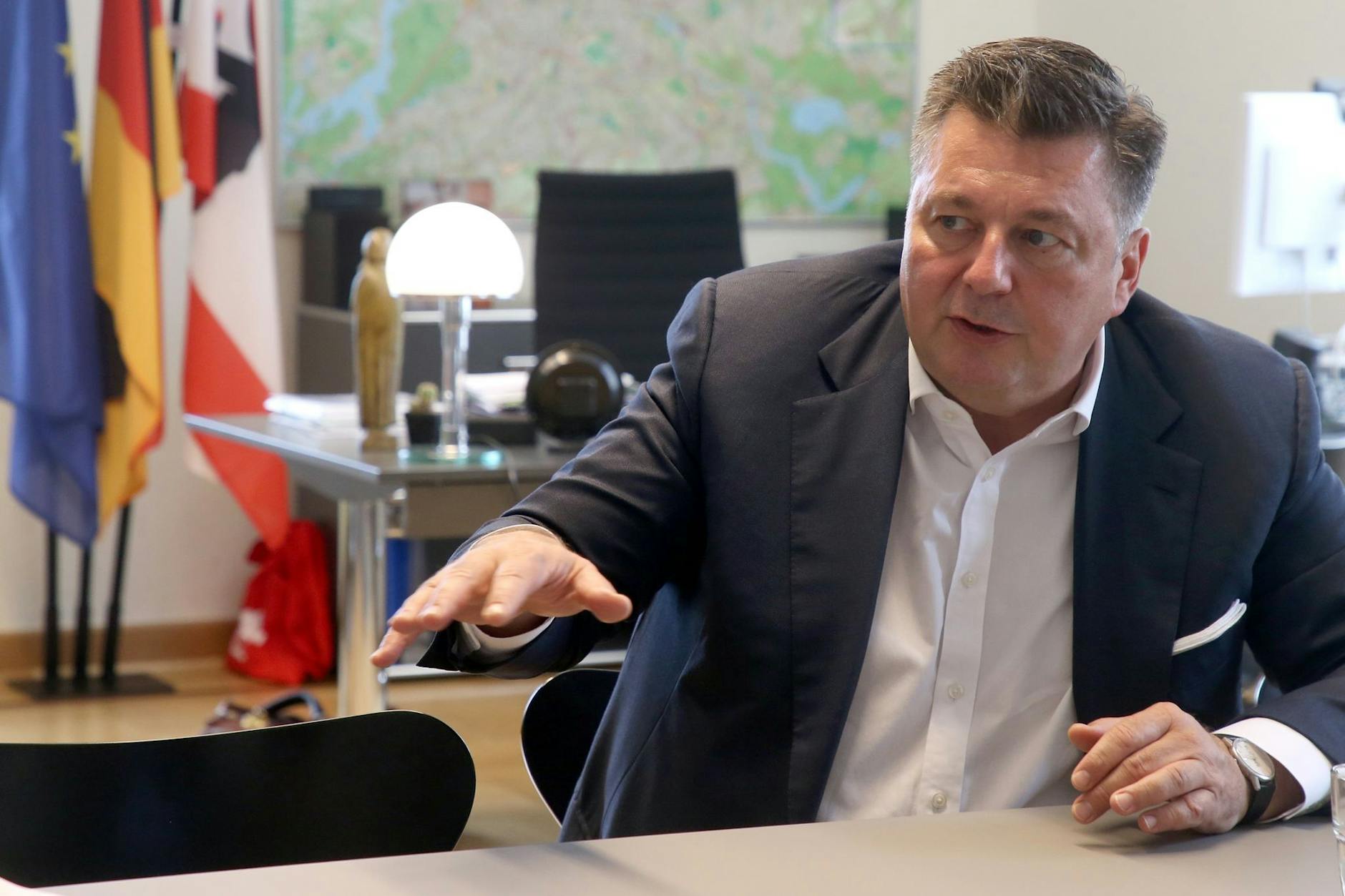 Bausenator Andreas Geisel gestikuliert während des Interviews.