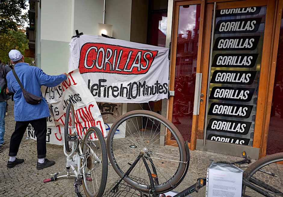 Im vergangenen Jahr feuerte die Firma Gorillas Mitarbeiter, die gestreikt hatten. Die Fahrer protestierten.