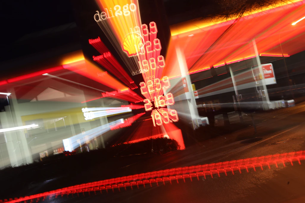 ADAC klagt an: Benzinpreis viel zu hoch – zocken die Öl-Multis uns ab?