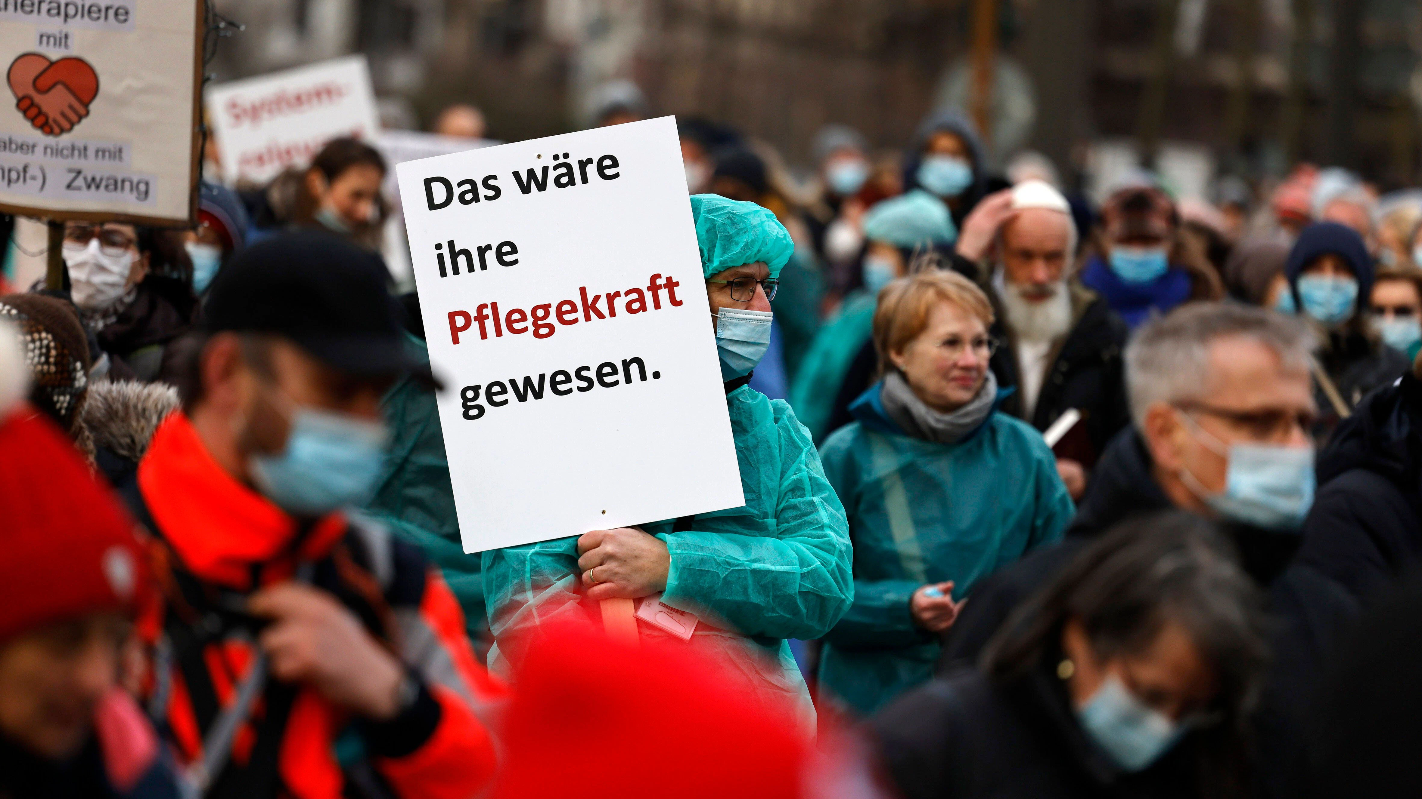 Gegen die Impfpflicht für Pflegekräfte wurde schon im Vorfeld demonstriert, hier im Februar in Düsseldorf.
