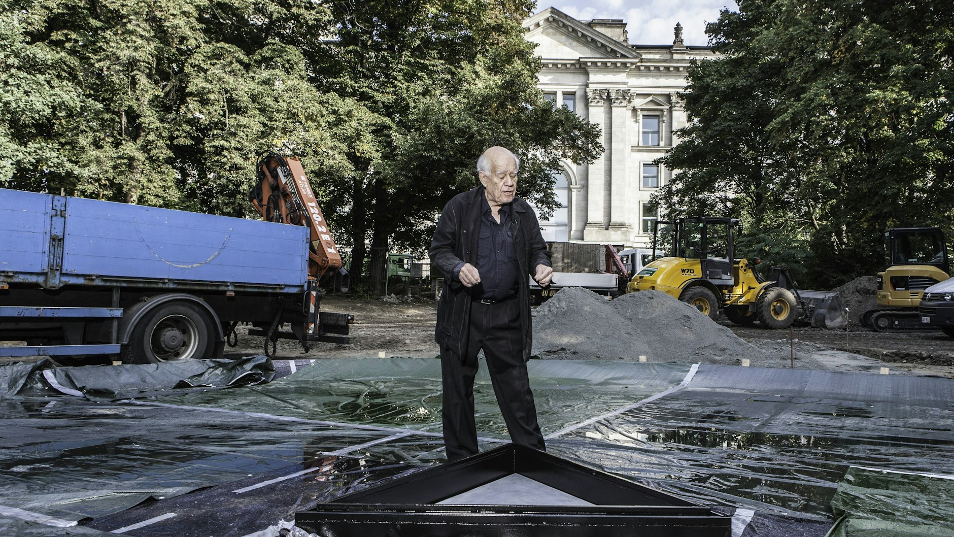 Der israelische Künstler Dani Karavan 2012 bei der Installation des von ihm im Berliner Tiergarten gestalteten Denkmals für die im Nationalsozialismus ermordeten Sinti und Roma Europas.