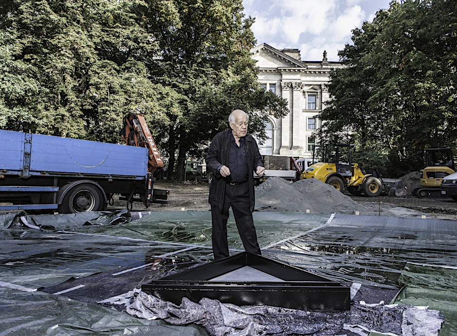 Der israelische Künstler Dani Karavan 2012 bei der Installation des von ihm im Berliner Tiergarten gestalteten Denkmals für die im Nationalsozialismus ermordeten Sinti und Roma Europas.