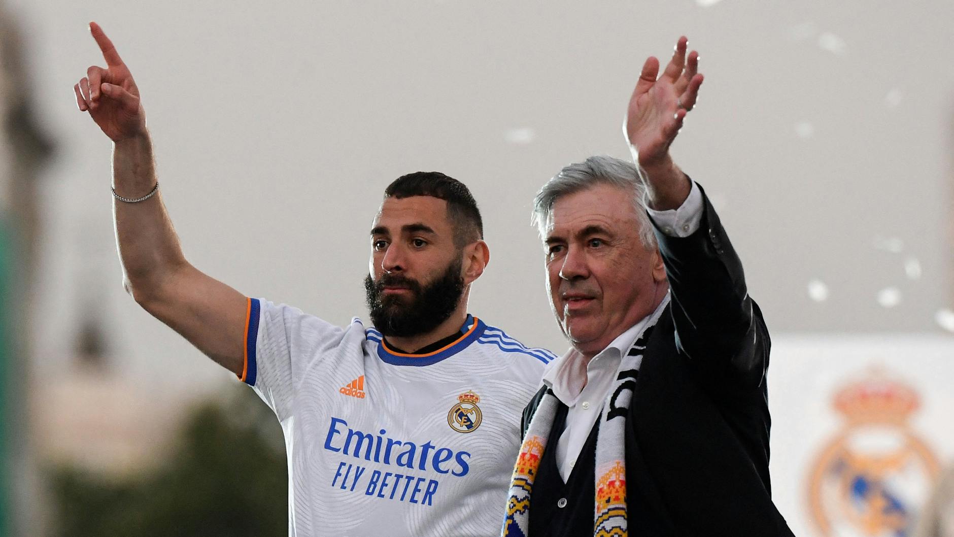 Real-Coach Carlo Ancelotti (r.) feiert zusammen mit Karim Benzema den Gewinn der spanischen Meisterschaft.