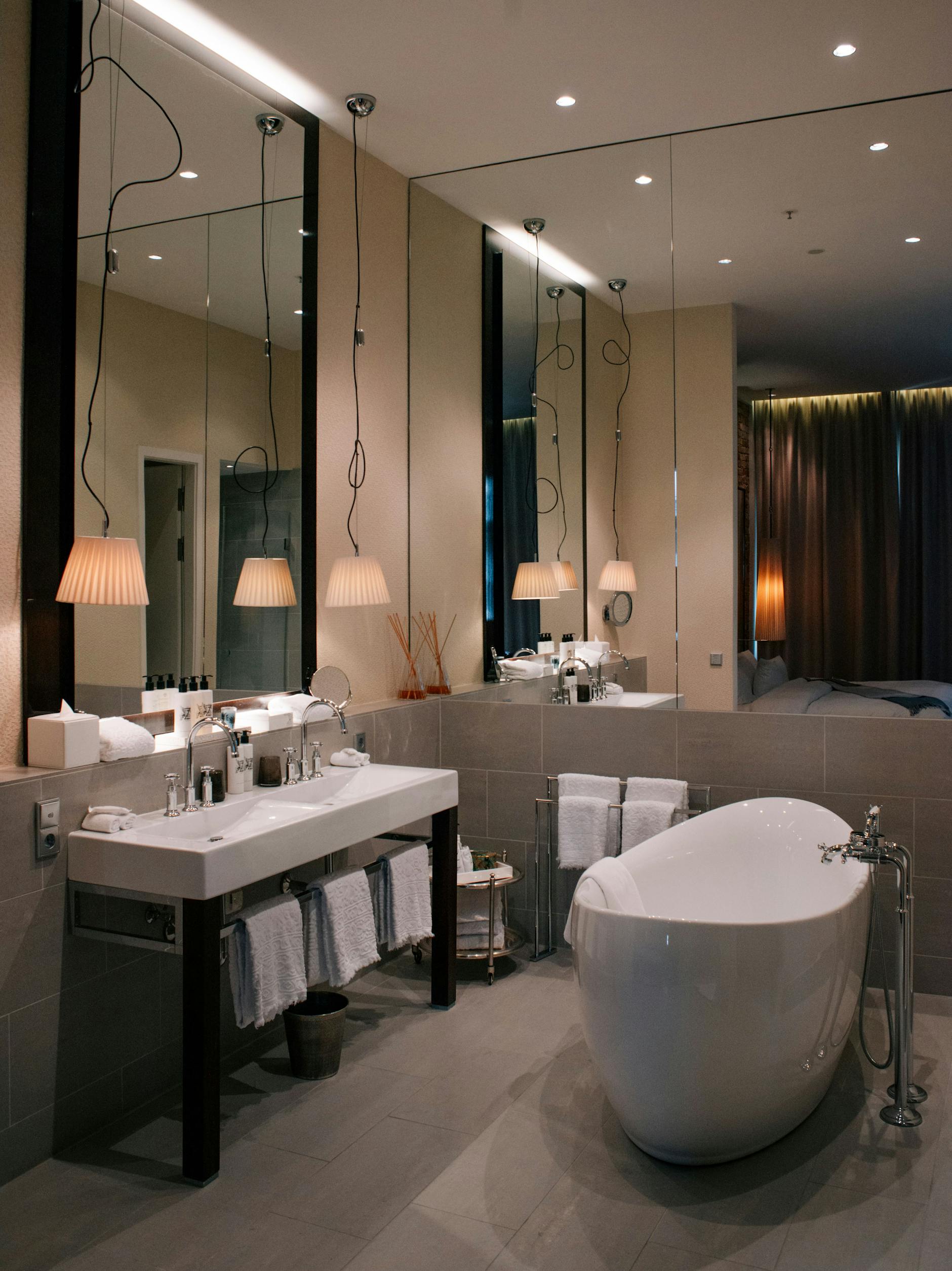 Das Zimmer 410: Heute eine luxuriöse Suite mit offen gestaltetem Bad.