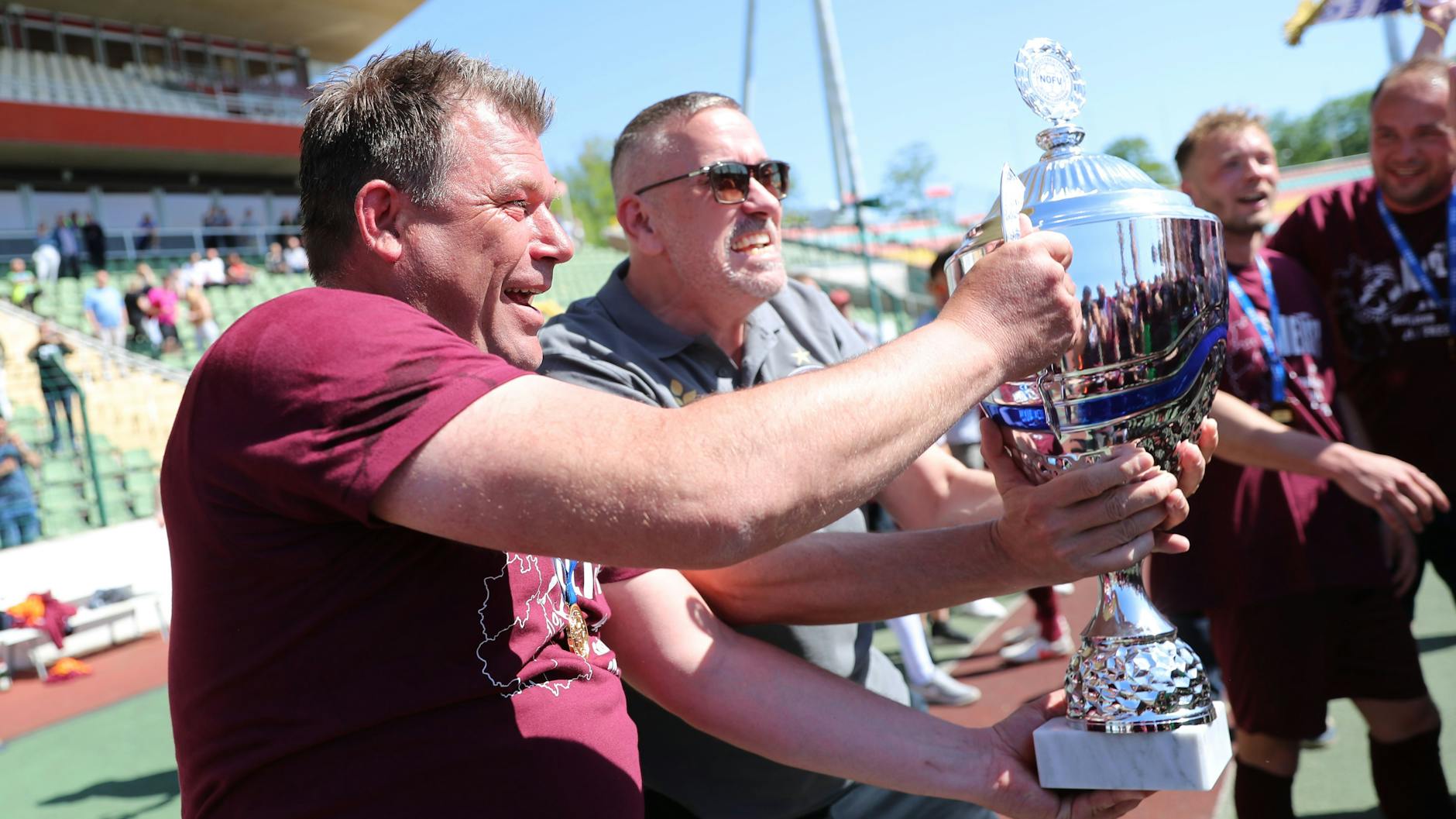 Nach dem Gewinn der Meisterschaft in der Regionalliga Nordost möchten Trainer Christian Benbennek (l.) und Peter Meyer, Wirtschaftsratsvorsitzender BFC Dynamo, auch den Aufstieg in die 3. Liga feiern.