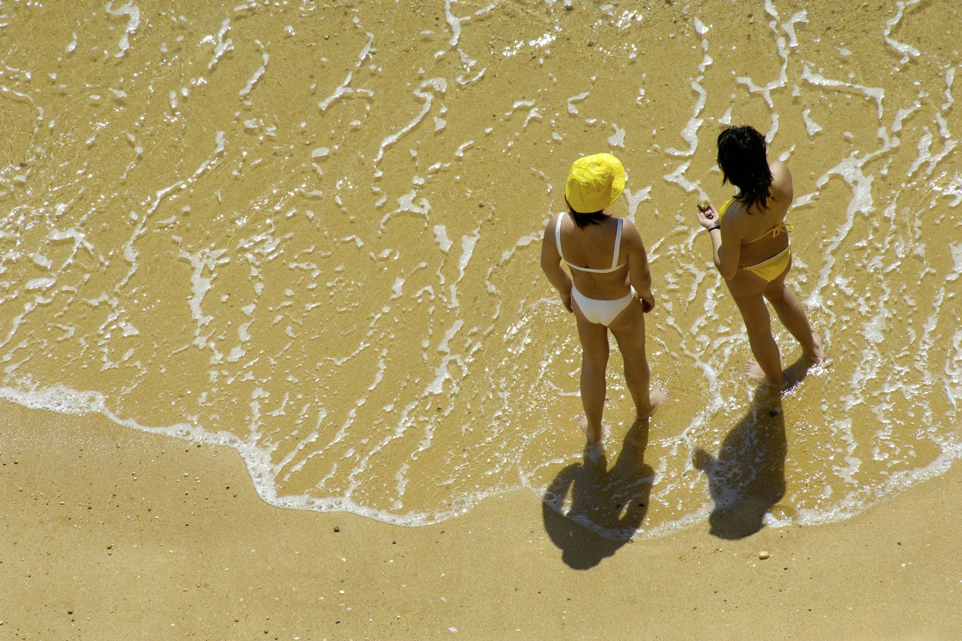 Zwei Sonnenanbeterinnen an einem Strand der Algarve. In Portugal explodieren gerade die Coronazahlen.