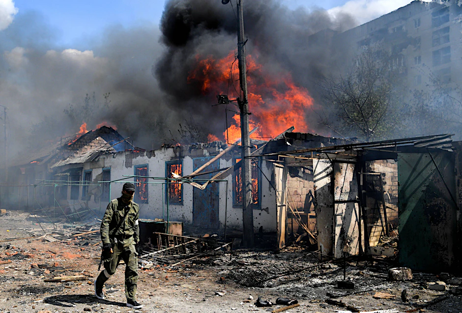 In einem Dorf im Verwaltungsgebiet Luhansk brennt ein Gebäude (Archivbild). Weite Teile des Gebiets im Donbass seien mittlerweile von den Russen erobert.