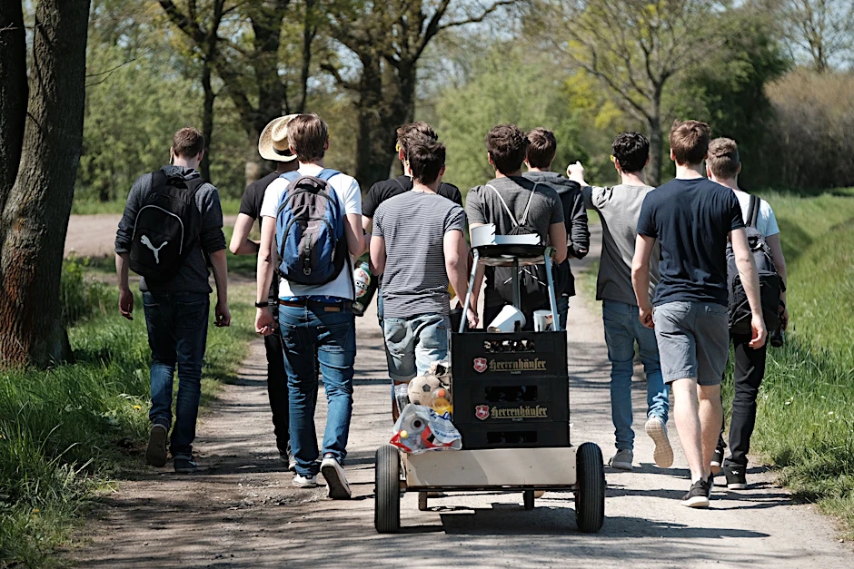 So sieht der Vatertag in vielen Regionen Deutschlands aus: eine Tour mit Freunden, Bier und Bollerwagen. 