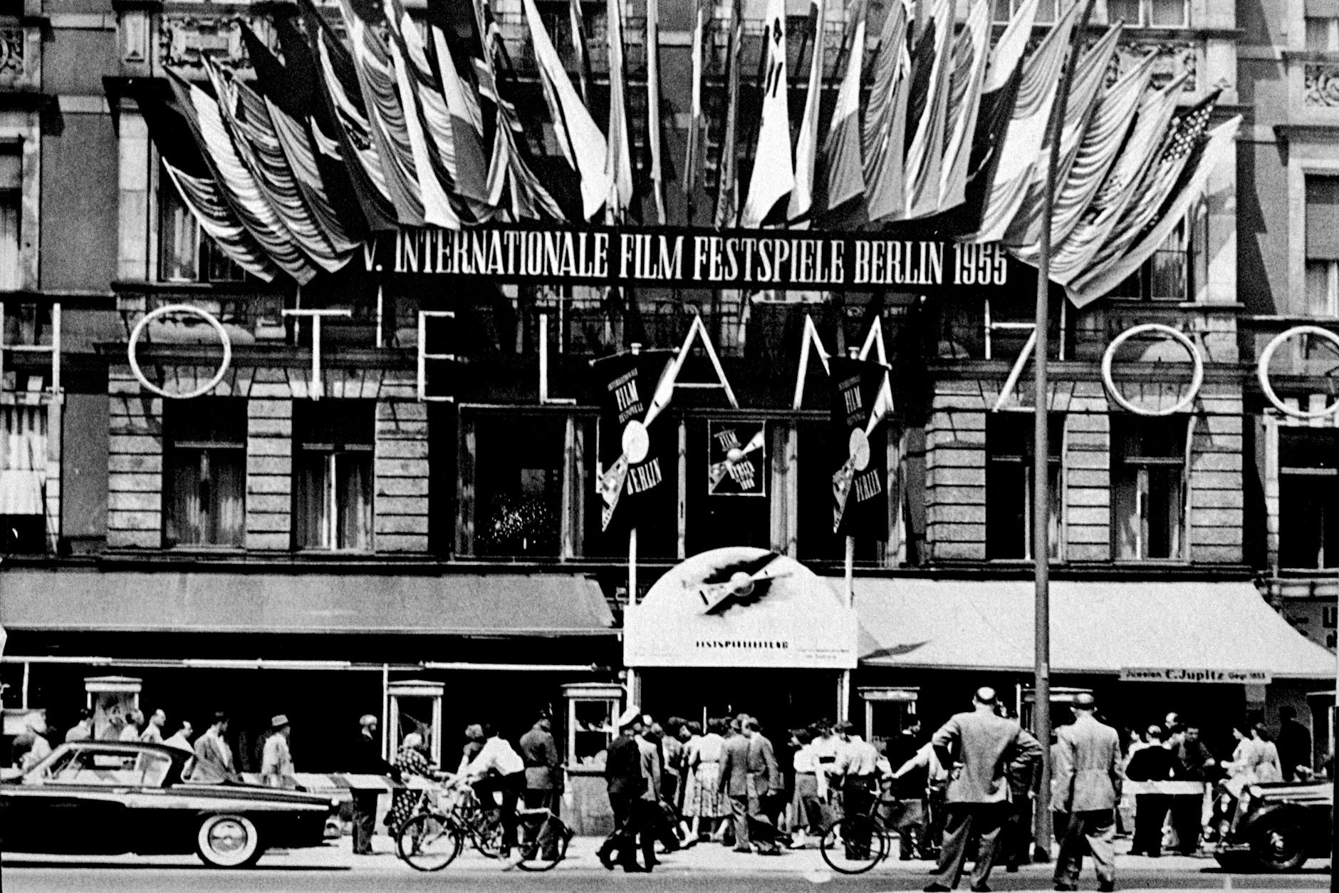 Mit Fahnen und Fanfaren: Während der Berlinale 1955 sind viele Filmstars zu Gast im Hotel Zoo Berlin.