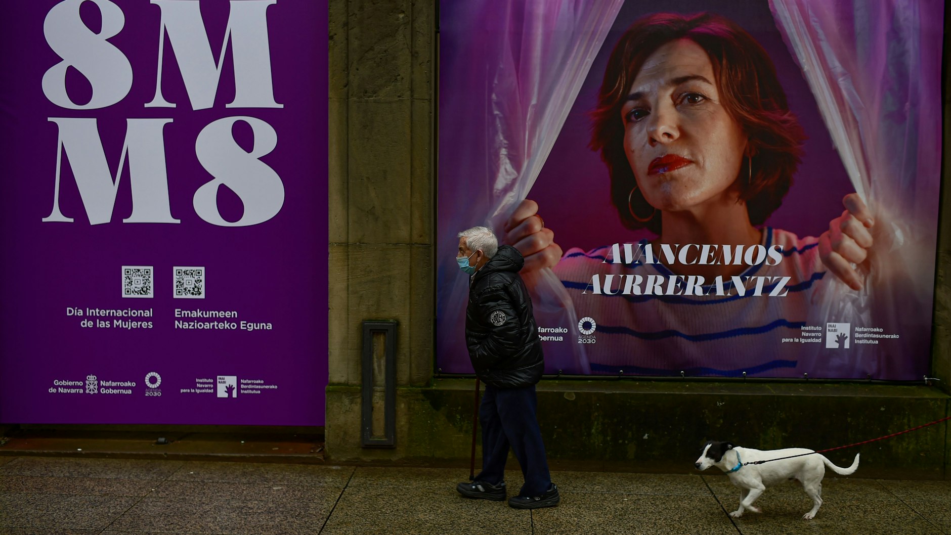 Spanien, Pamplona: Plakat, gegen Gewalt gegen Frauen am internationalen Frauentag, 8. März 2022.