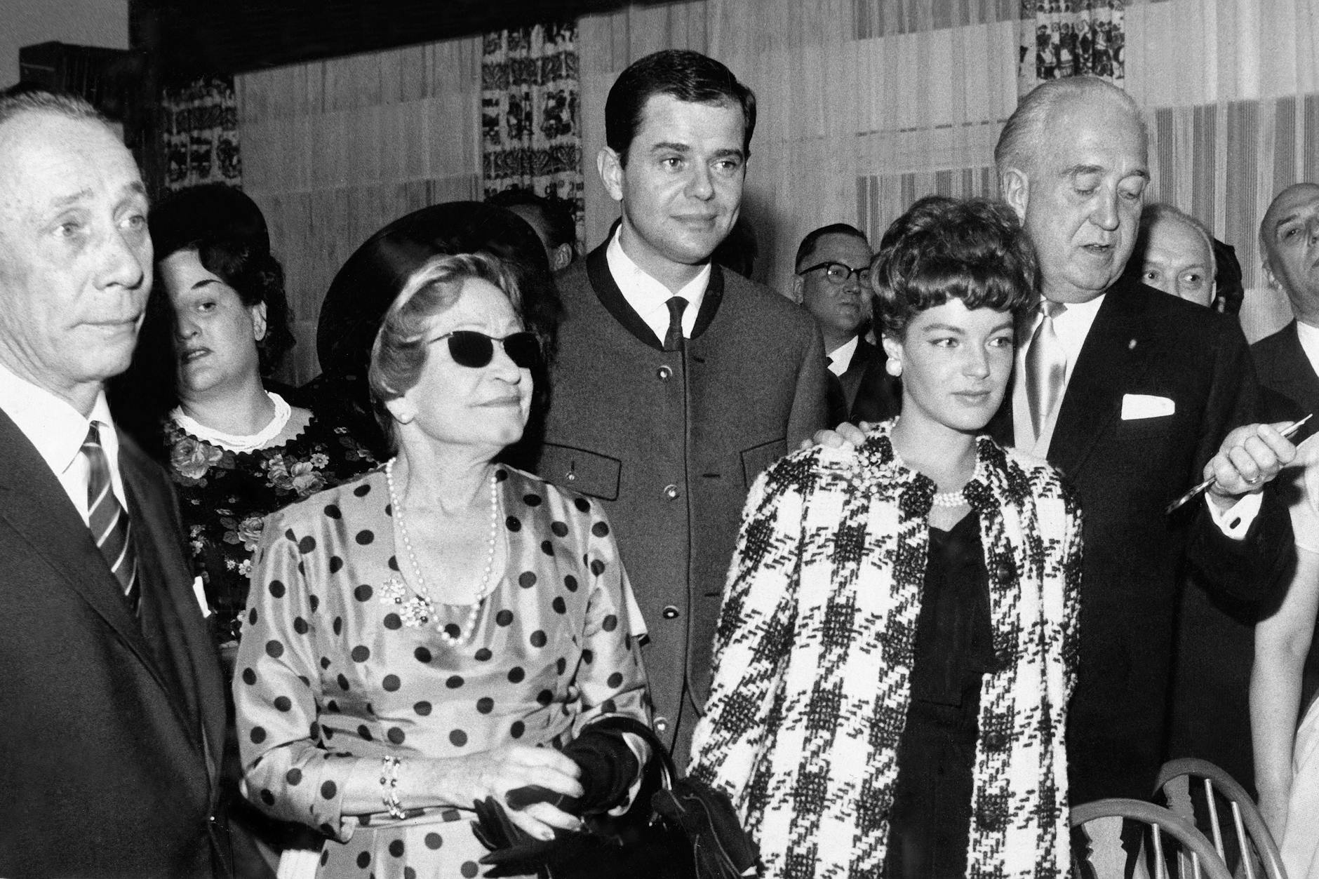 Verhängnisvolle Feier: die junge Schauspielerin, hier im karierten Mantel, bei der Eröffnung des Europa-Centers.