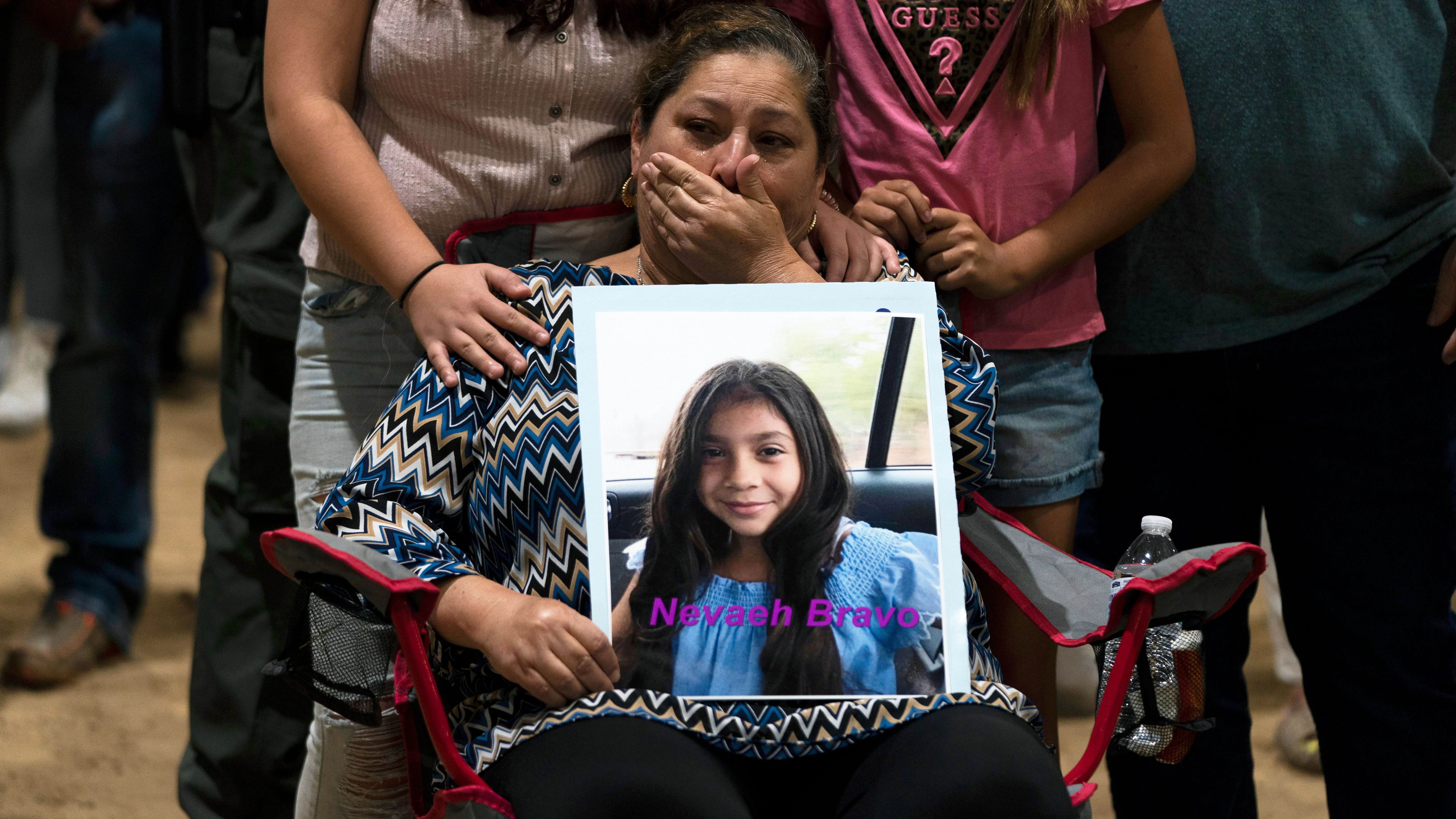 Unter Tränen zeigt Esmeralda Bravo (63) ein Foto ihrer Enkelin Nevaeh, eines des 19 Kinder, die Salvador Ramos bei seinem Amoklauf erschoss.