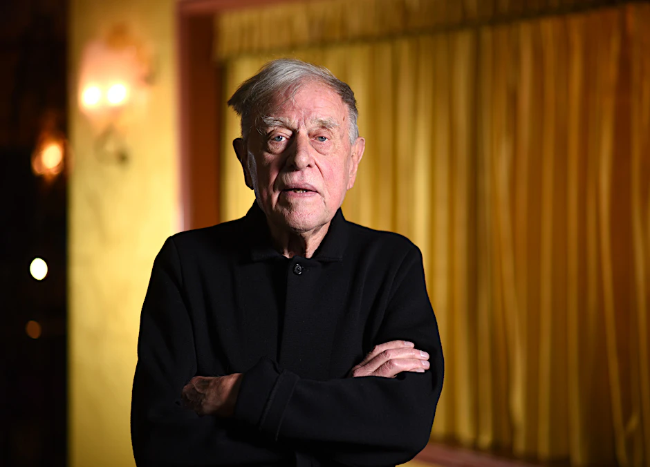 Der ehemalige Theaterdirektor und Regisseur Claus Peymann im Foyer des Renaissance-Theaters