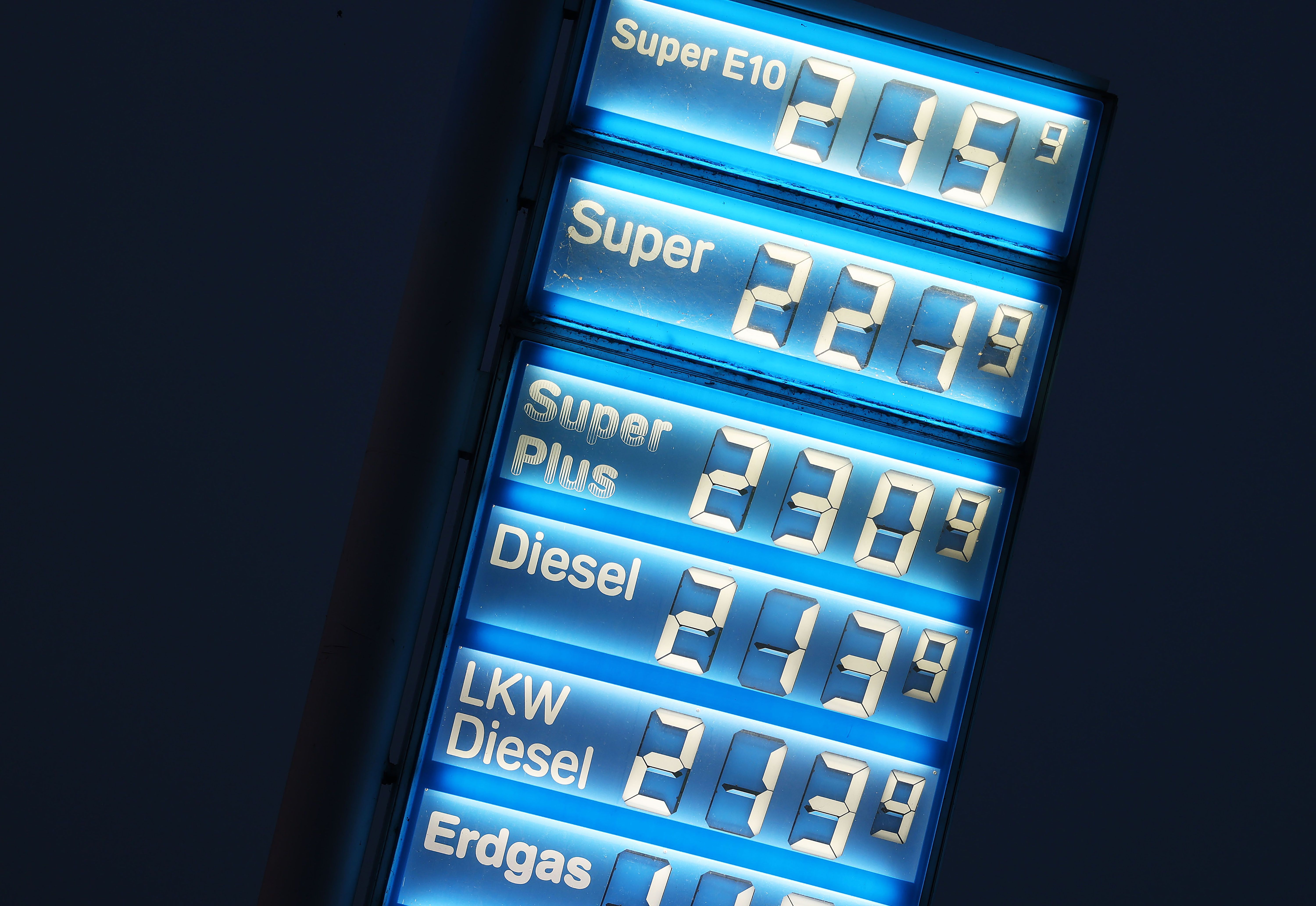 Image - Experte rechnet vor: Das müssten Benzin und Diesel tatsächlich kosten – in DIESEM Land kostet der Liter nur zwei Cent!