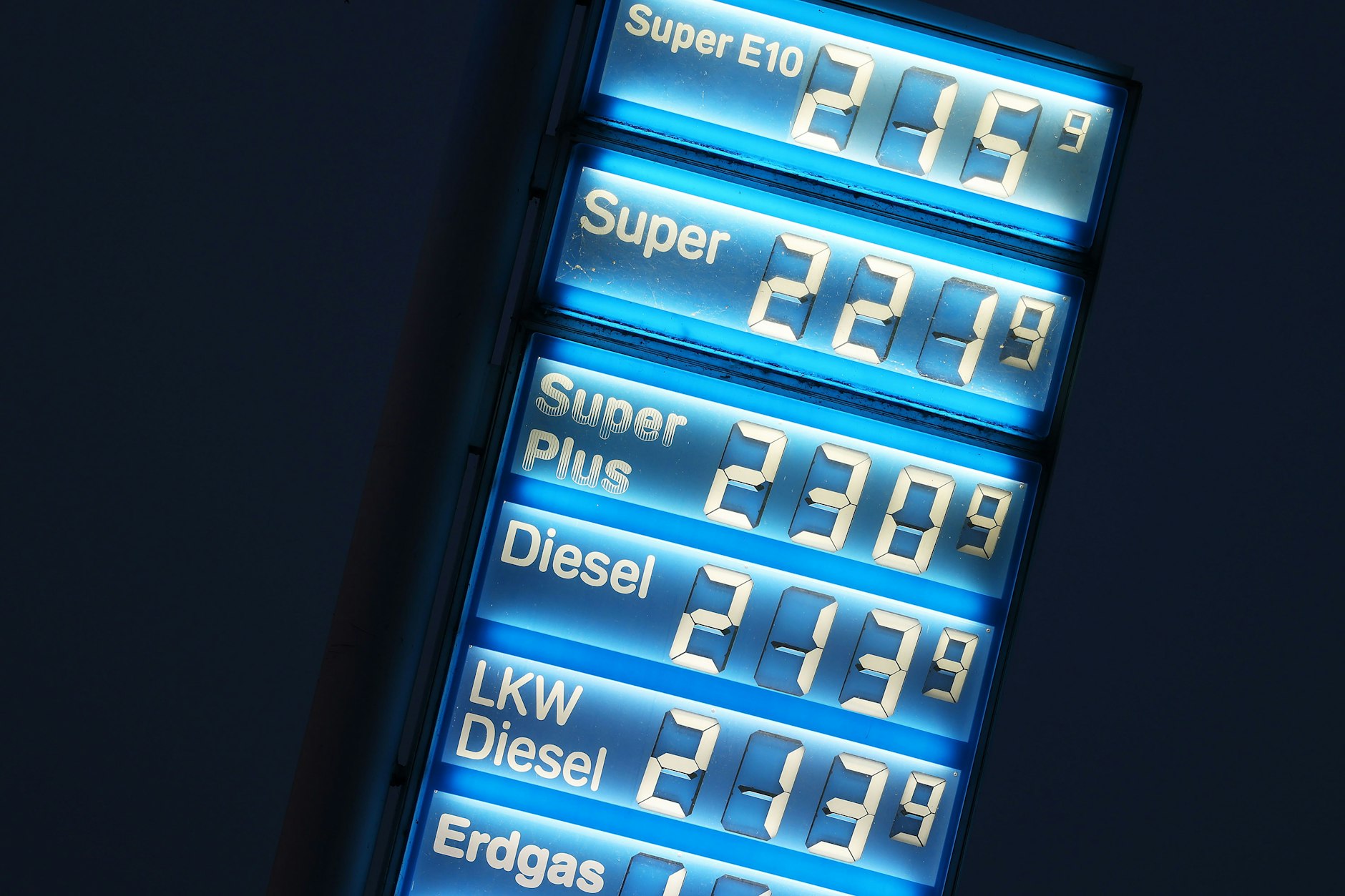 Preise für Kraftstoffe an einer Tankstelle in Deutschland Ende Mai: Im Juni sollen die Preise fallen.