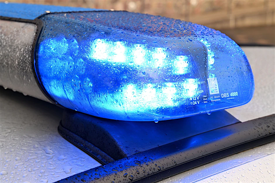 Ein Streifenwagen der Polizei steht mit eingeschaltetem Blaulicht an einem Einsatzort (Symbolbild).
