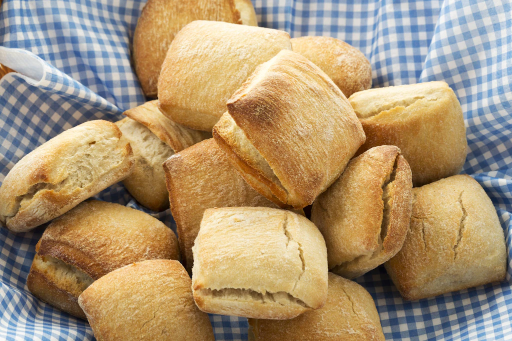 Knuspriges Weißbrot und Brötchen selber backen auf dem Grill – so geht's! Hier das Rezept für Ciabatta-Brötchen und für Fladenbrot frisch vom Rost