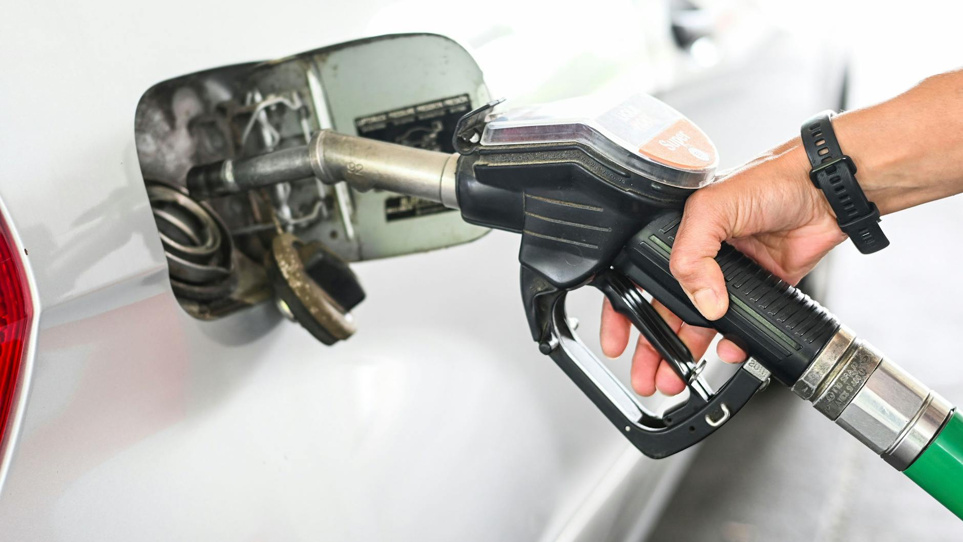 An der Zapfsäule gibt es bald eine deutliche Entlastung.