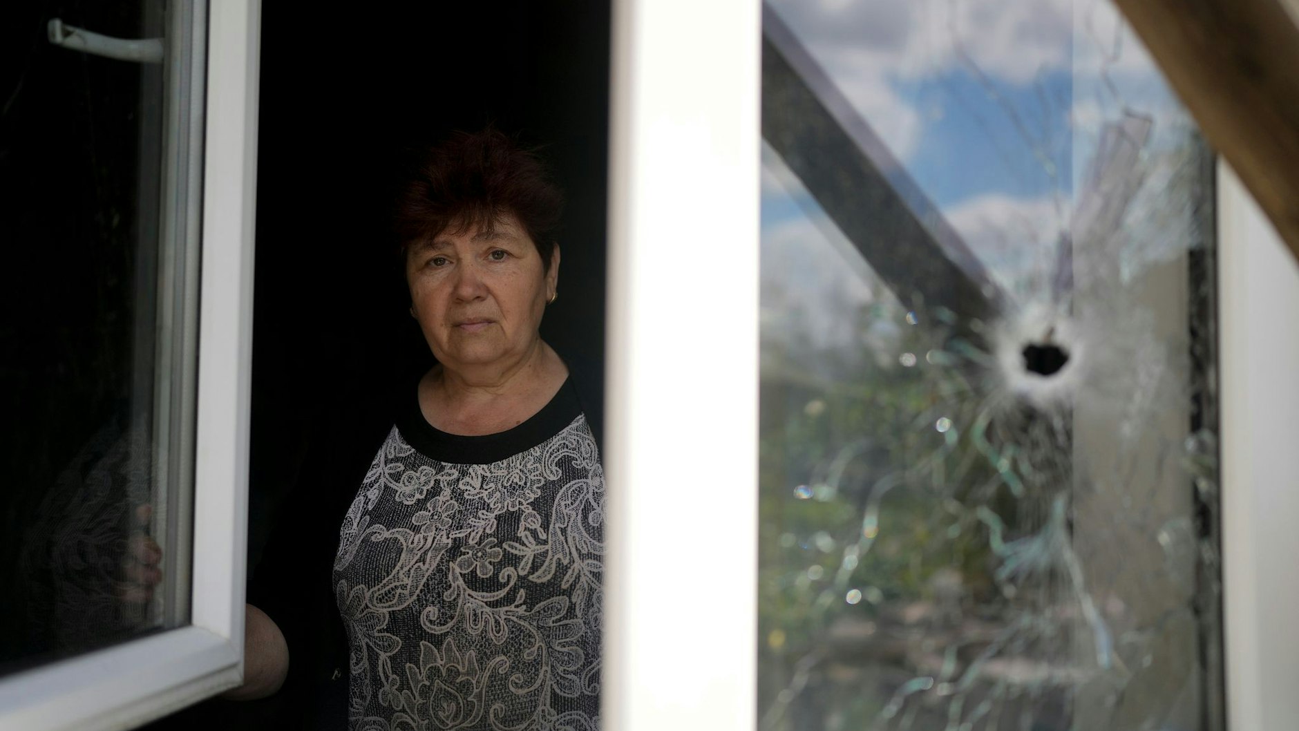 Natalija Fedorowa steht in ihrem durch Anschläge zerstörten Haus in Irpin.