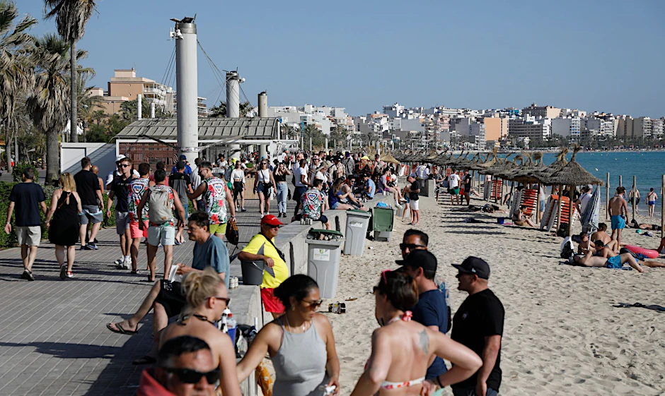 Auf Mallorca sind zwei Deutsche wegen des Vorwurfs der Vergewaltigung festgenommen worden.