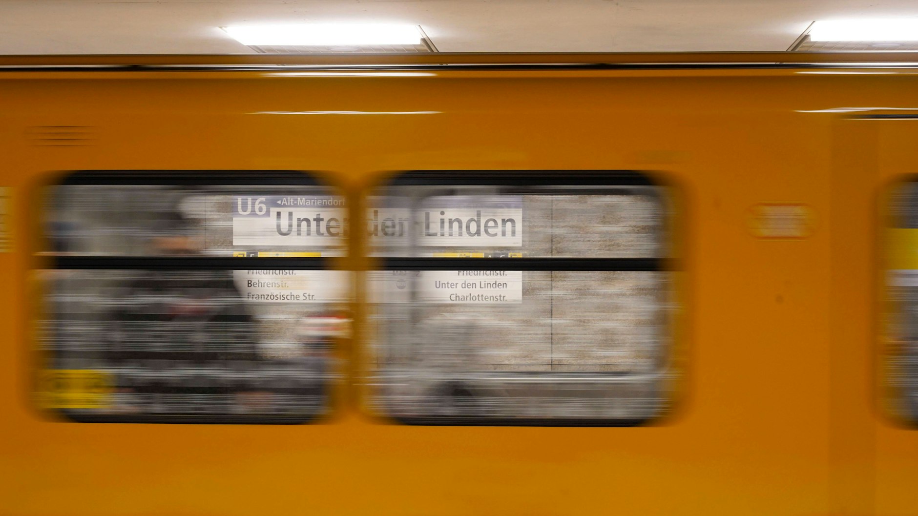 Ein Zug der U-Bahn-Linie U6 in der Station Unter den Linden. Unter der Friedrichstraße verläuft der Tunnel dicht unter der Oberfläche.