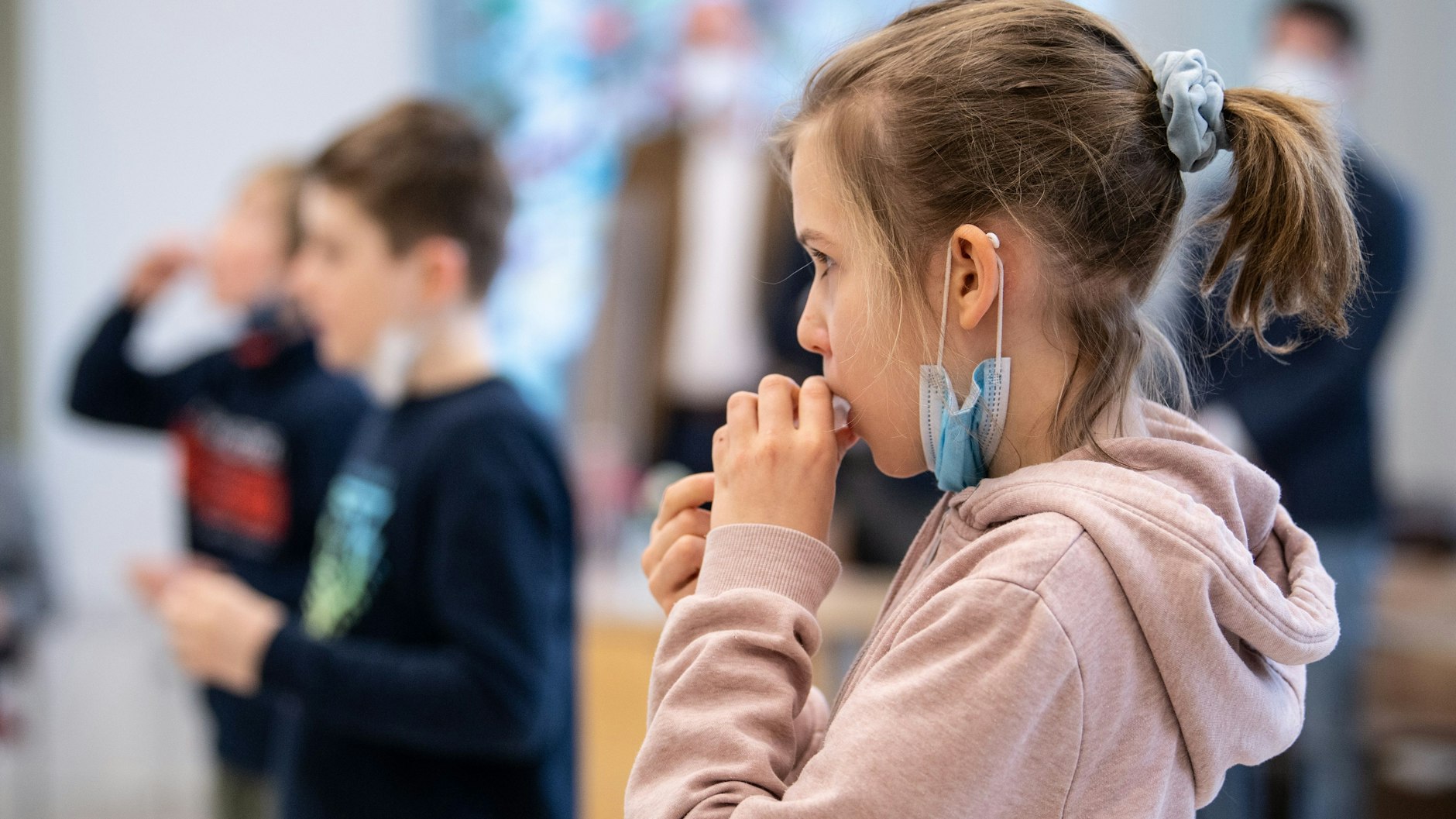 Schülerin und Schüler einer Grundschule beim Corona-Selbsttest