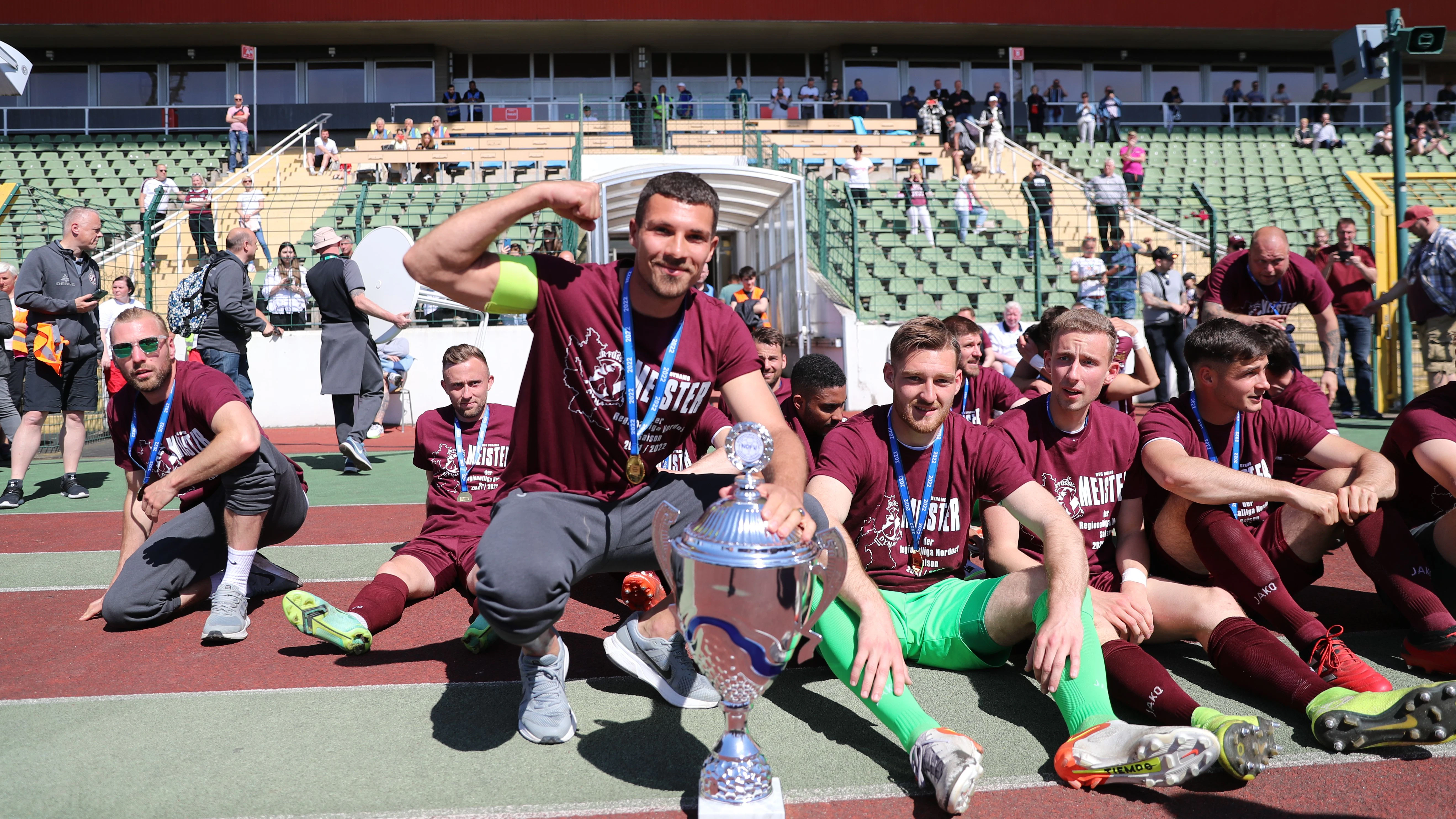 Stolz wie Bolle:&nbsp;Andreas Pollasch und seine Mitspieler vom BFC Dynamo feiern den Meistertitel der Regionalliga Nordost.