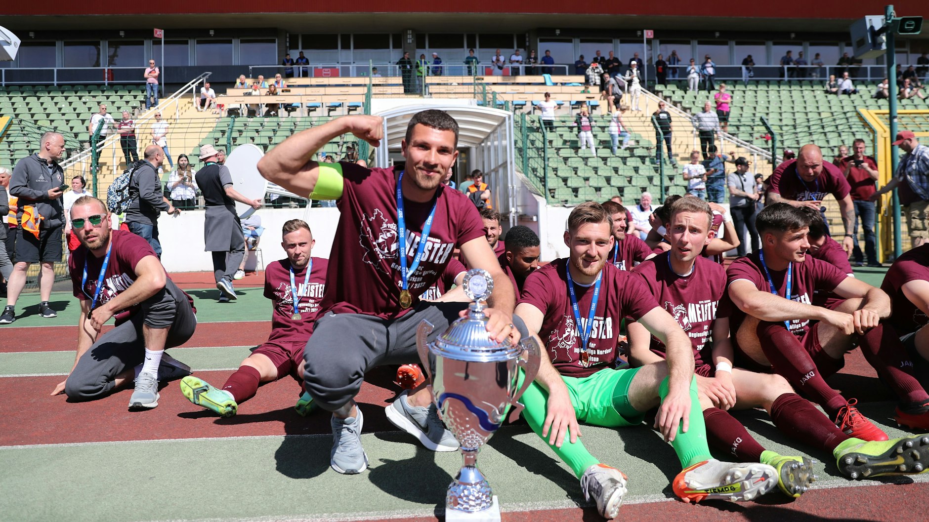 Stolz wie Bolle:&nbsp;Andreas Pollasch und seine Mitspieler vom BFC Dynamo feiern den Meistertitel der Regionalliga Nordost.