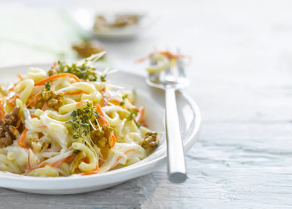Nudelsalat mit Möhren, Walnüssen und Kresse schmeckt herrlich frisch – das Rezept sollten Sie probieren!