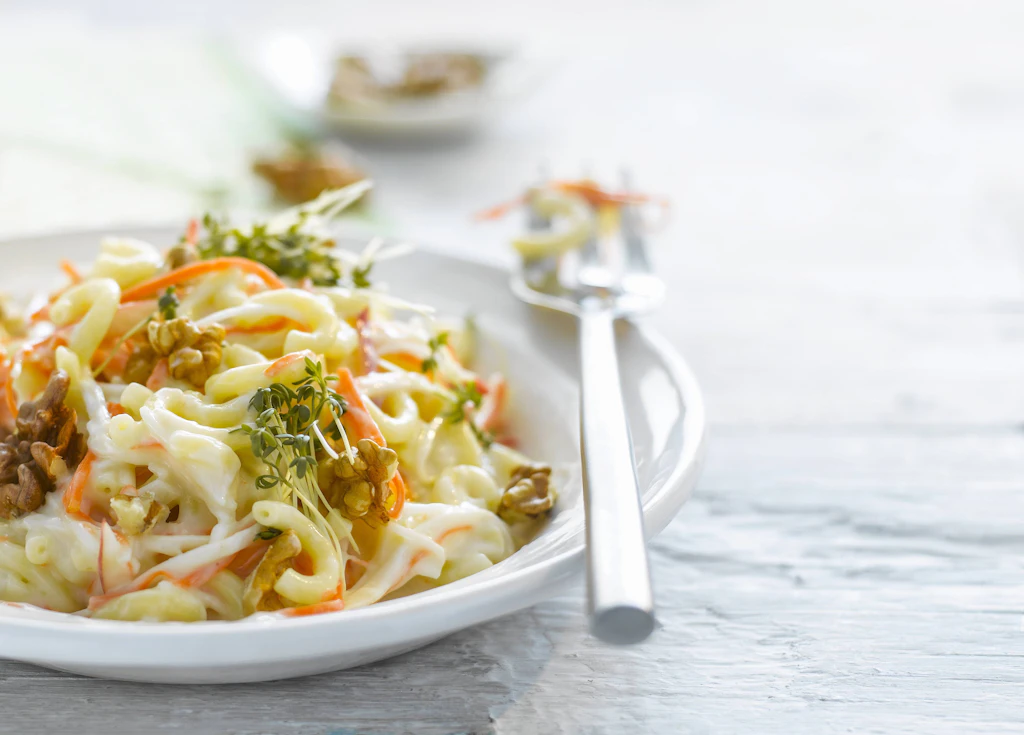 Nudelsalat mal anders: Geniales Rezept mit Karotten und Nüssen! SO haben Sie die beliebte Beilage garantiert noch nie gegessen