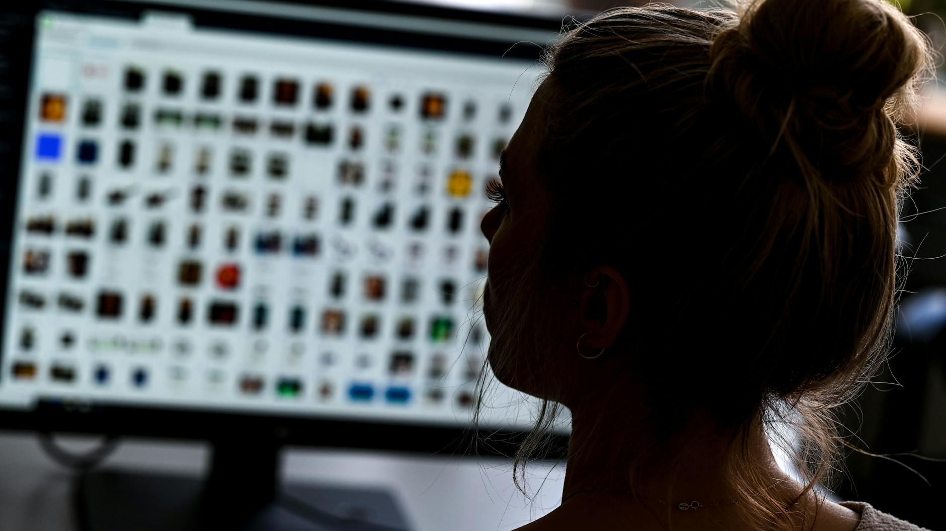 Kriminaloberkommissarin Sarah Schneider wertet kinderpornografische Aufnahmen aus.