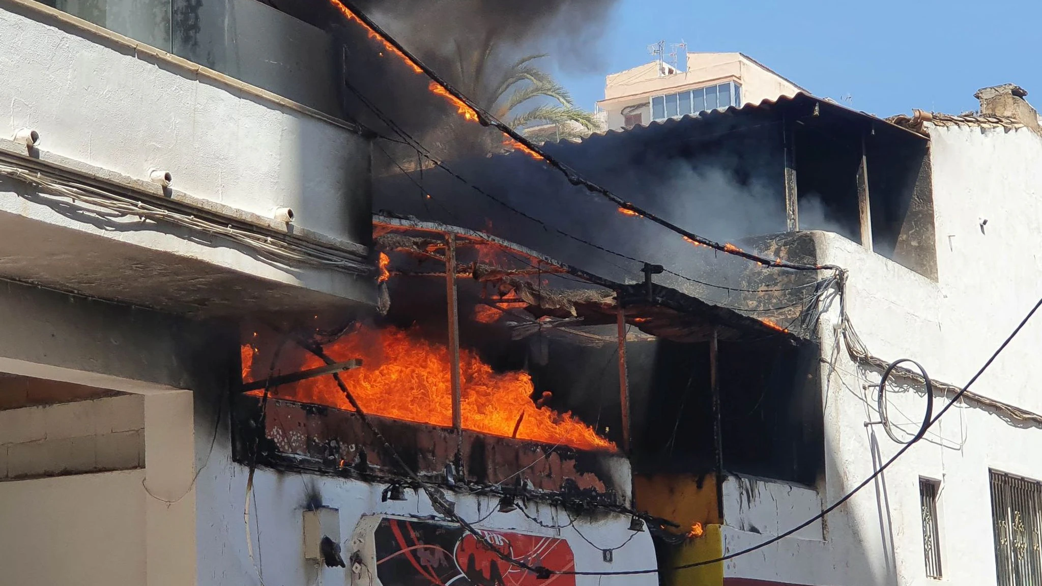 Zuvor waren 13 Deutsche in Mallorca wegen Brandstiftung festgenommen worden. Ein Foto zeigt die Flammen, die aus dem Restaurant «Why Not» schießen,