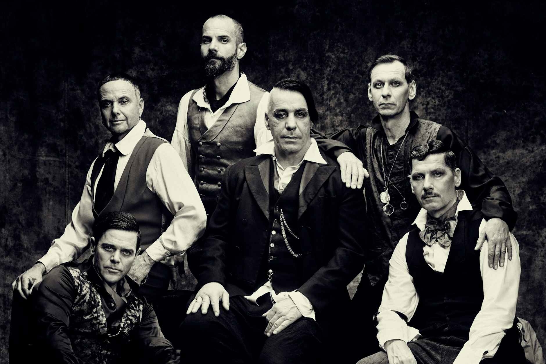 Die Band Rammstein um Frontmann Till Lindemann (Mitte) brachte jetzt das neue Video zum Song Dicke Titten auf den Markt.