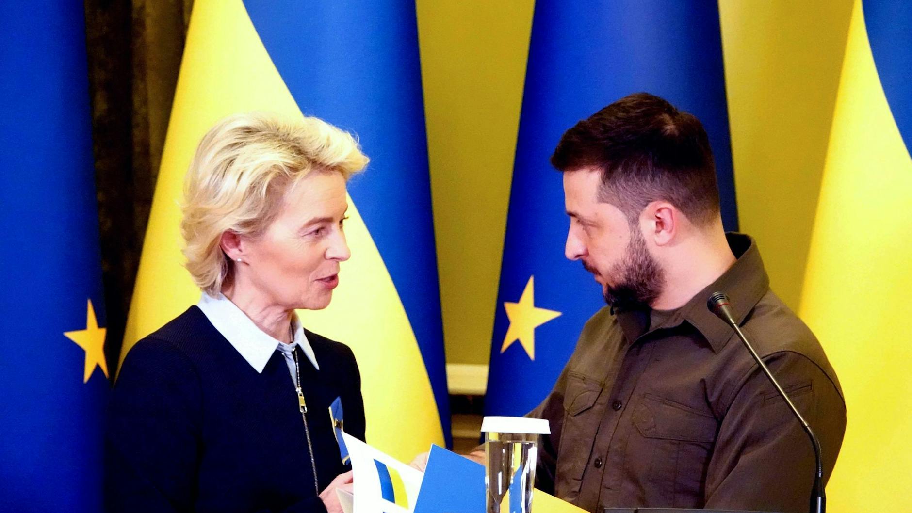 Ursula von der Leyen trifft Wolodymyr Selenskyj in Kiew.