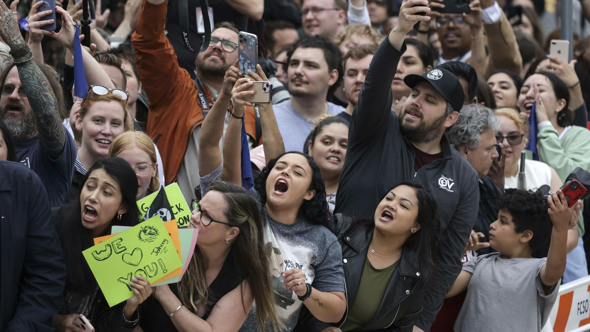 Fans feuern Johnny Depp kurz vor dem letzten Prozesstermin an.