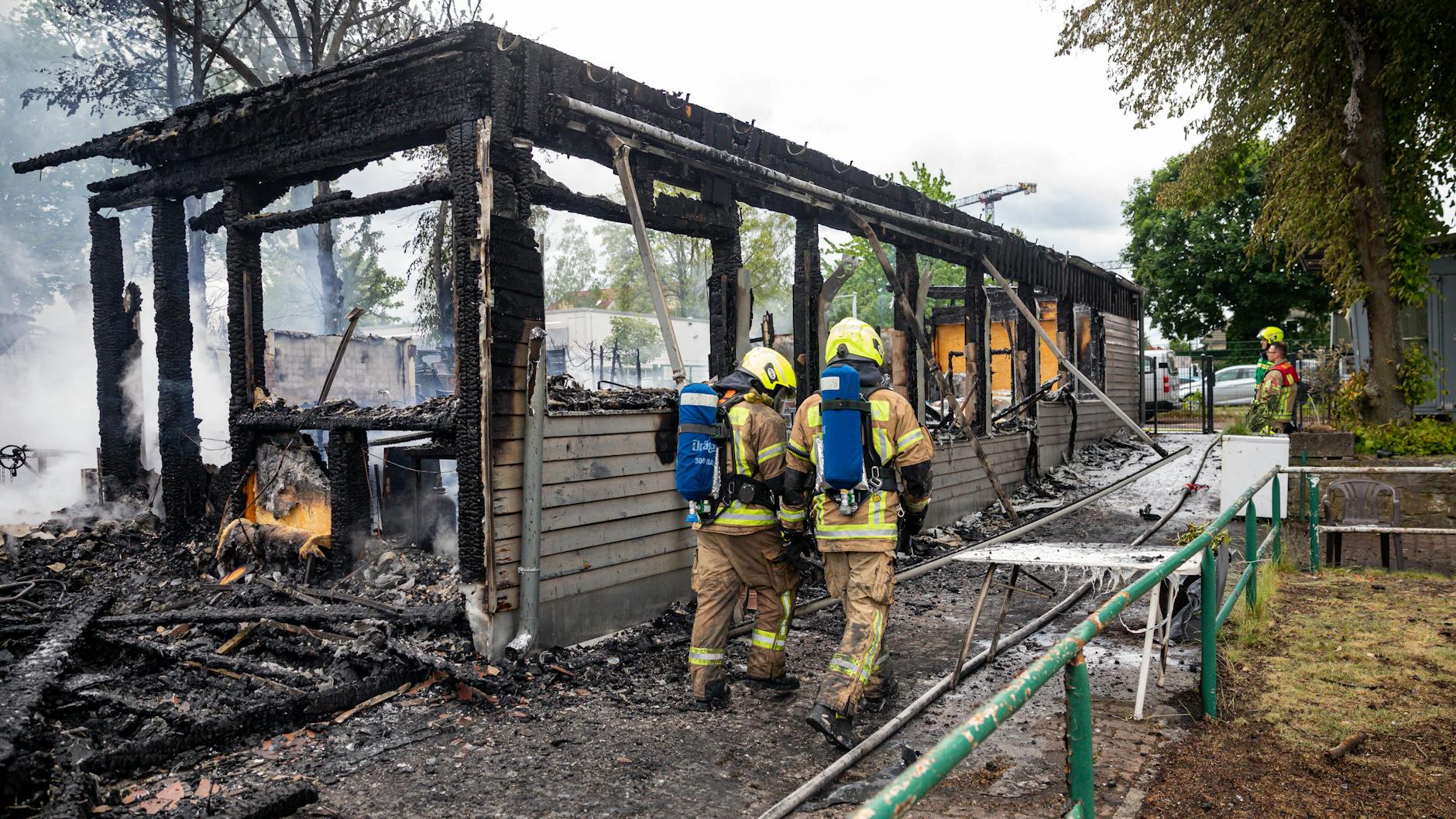 22.05.2022, Berlin, Deutschland, GER - Brand in Berlin-Köpenick. Gegen 7:50 Uhr wurde die Berliner Feuerwehr zu einem Brand in einem Vereinsheim gerufen. Die Berliner Feuerwehr war im Laufe des Einsatzes mit ca. 100 Einsatzkräften vor Ort.