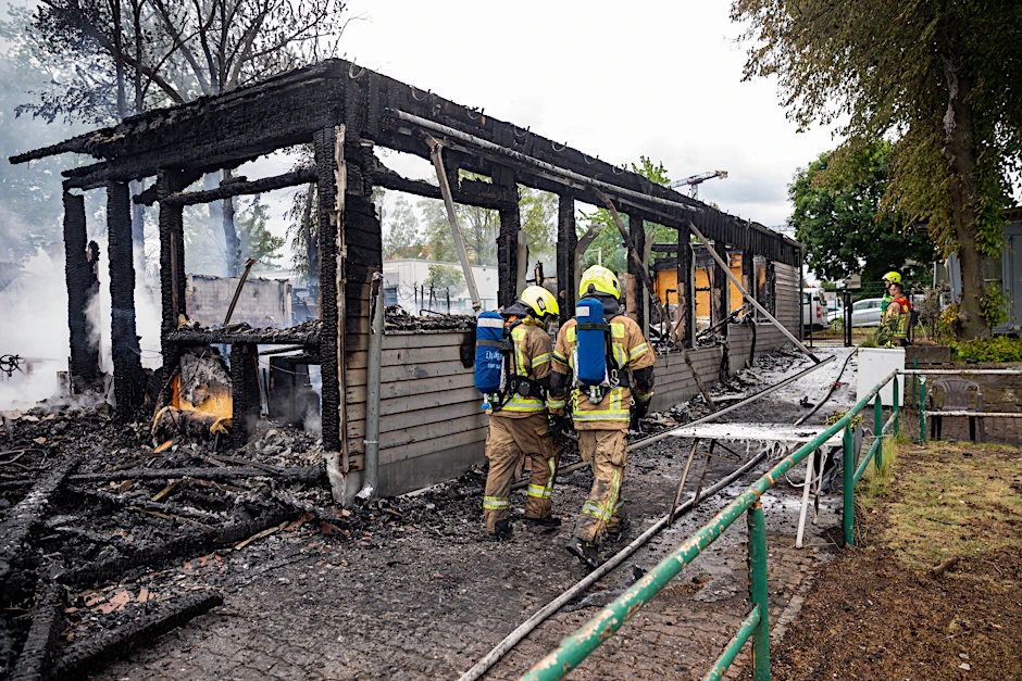 22.05.2022, Berlin, Deutschland, GER - Brand in Berlin-Köpenick. Gegen 7:50 Uhr wurde die Berliner Feuerwehr zu einem Brand in einem Vereinsheim gerufen. Die Berliner Feuerwehr war im Laufe des Einsatzes mit ca. 100 Einsatzkräften vor Ort.