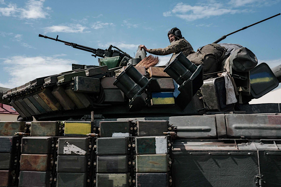 Ein ukrainischer Soldat in einem Panzer: Die Ukrainer sind in diesem Krieg eindeutig die Opfer. Nato-Bashing ändert nichts daran, sagt unser Autor.