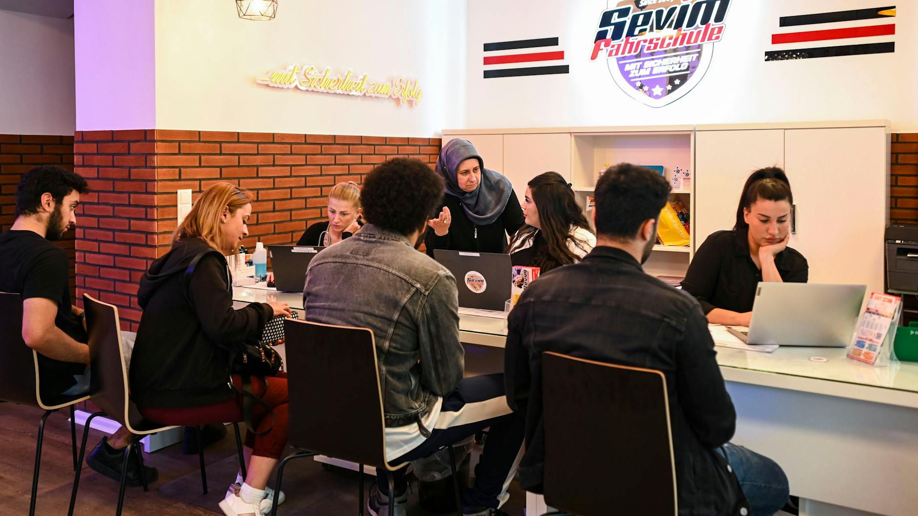 Zu viele Fahrschüler in Berlin können nicht geprüft werden. In Sevims Fahrschule häufen sich deswegen die Beschwerden.