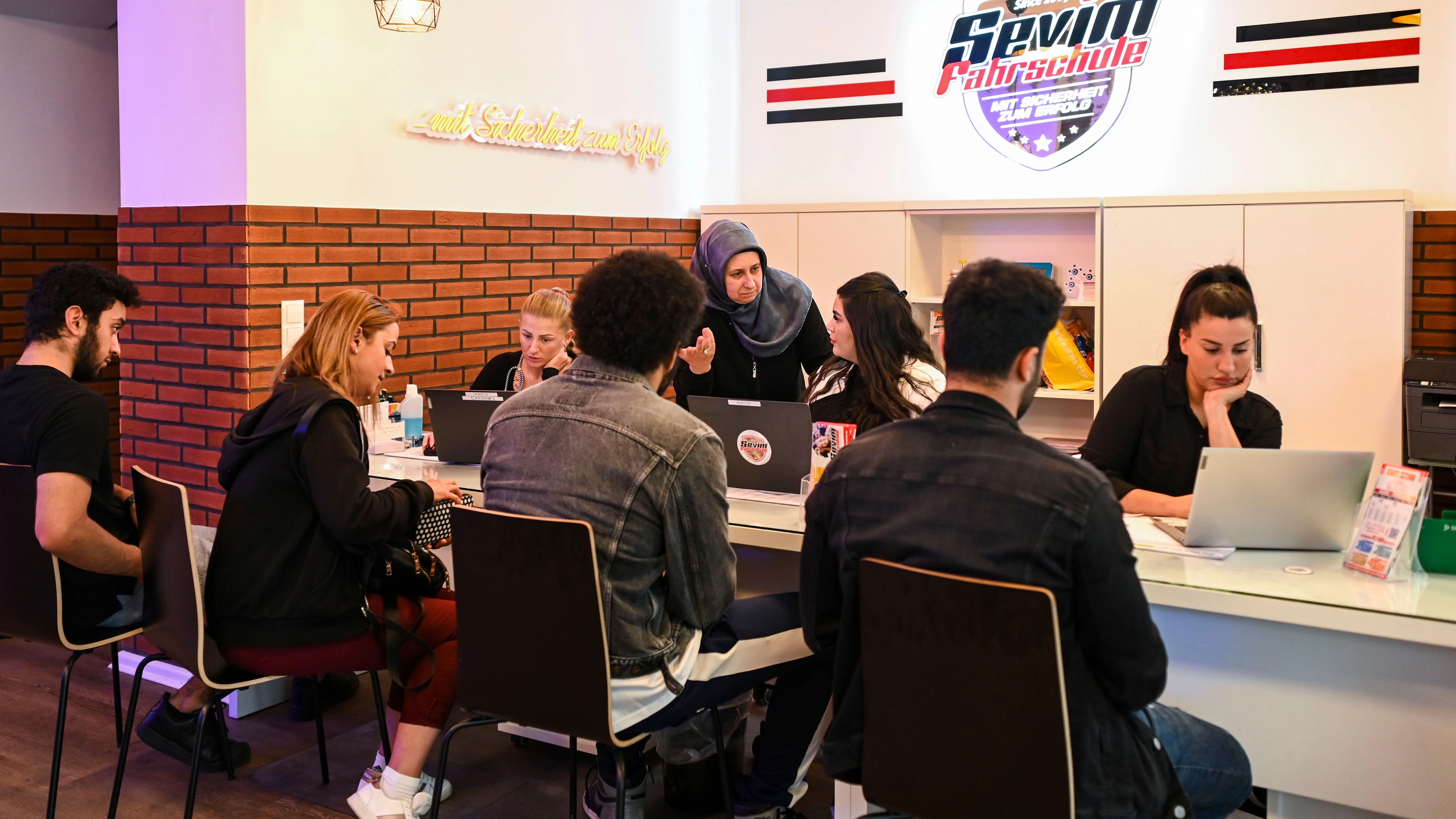 Zu viele Fahrschüler in Berlin können nicht geprüft werden. In Sevims Fahrschule häufen sich deswegen die Beschwerden.
