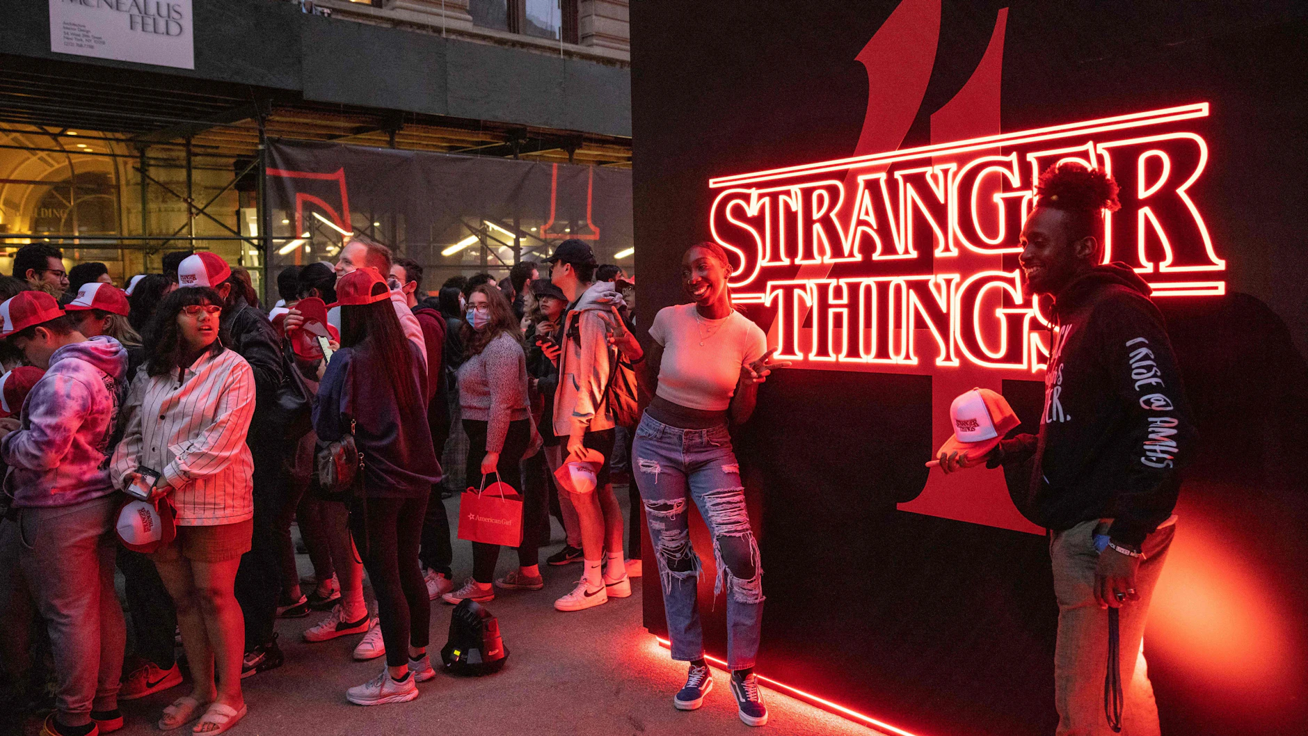 Serien-Fans besuchen das „Stranger Things 4“-Fan-Event im Flatiron Plaza, New York am 26. Mai
