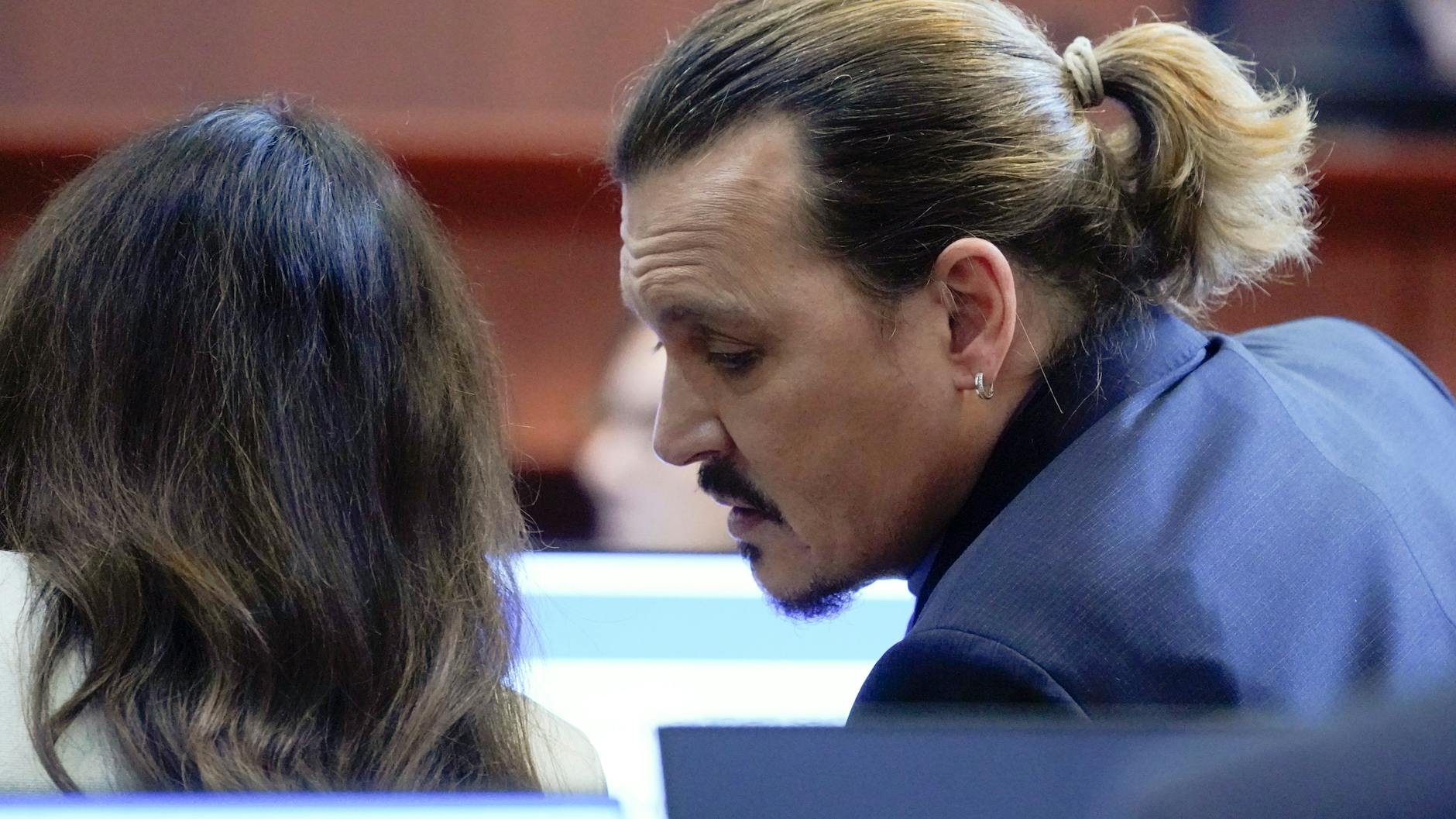 Johnny Depp spricht mit seiner Verteidigerin.