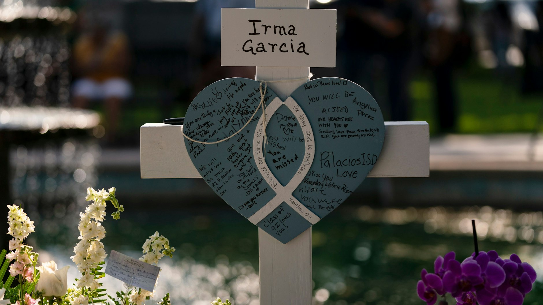 Auf einem Kreuz zu Ehren der erschossenen Lehrerin Irma Garcia wurden Trauerbekundungen angebracht. Ihr Mann starb am Donnerstag überraschend an einem Herzinfarkt.