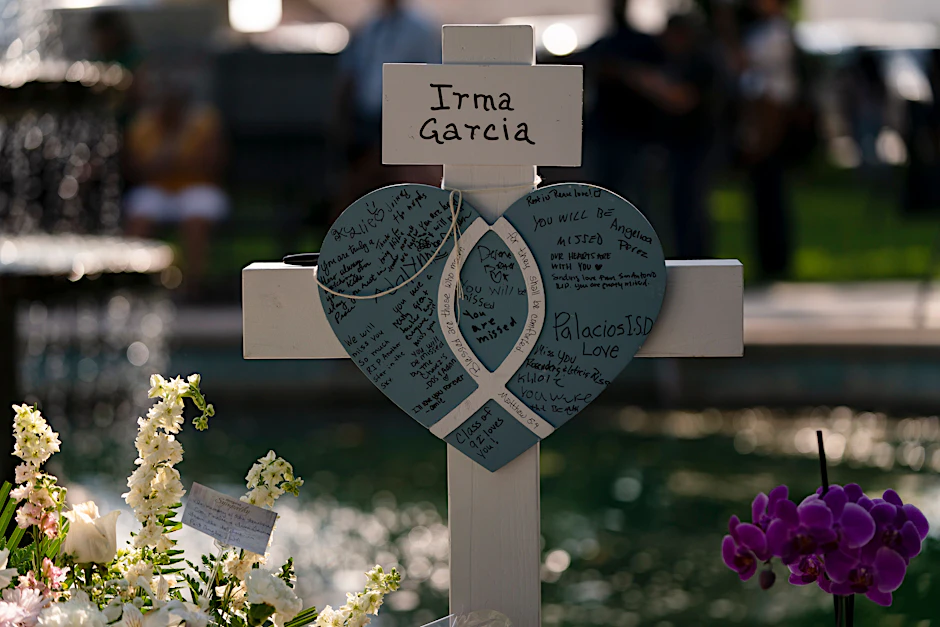 Auf einem Kreuz zu Ehren der erschossenen Lehrerin Irma Garcia wurden Trauerbekundungen angebracht. Ihr Mann starb am Donnerstag überraschend an einem Herzinfarkt.