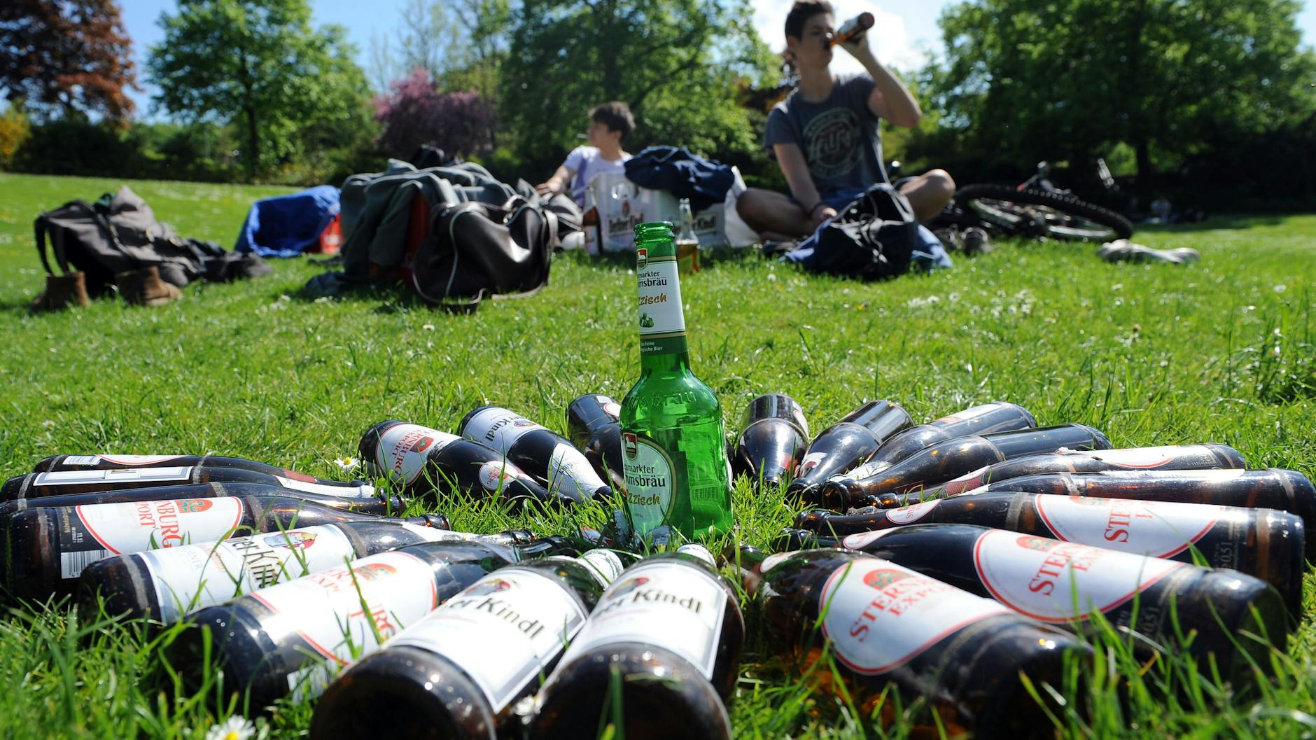 Ausgetrunkene Bierflaschen auf einer Wiese am Wannsee: Am Himmelfahrtstag wird in Berlin kräftig Alkohol konsumiert.