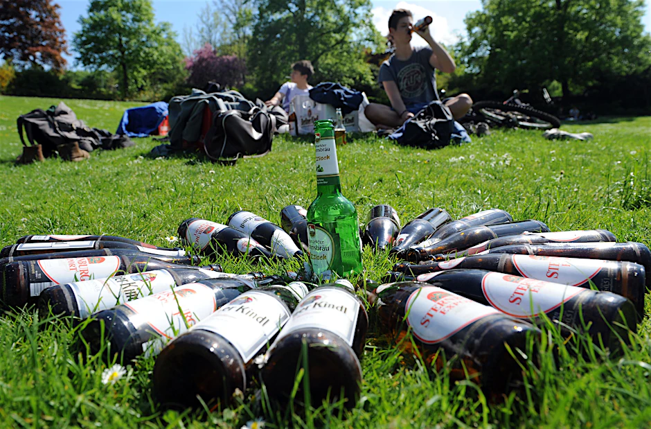 Ausgetrunkene Bierflaschen auf einer Wiese am Wannsee: Am Himmelfahrtstag wird in Berlin kräftig Alkohol konsumiert.