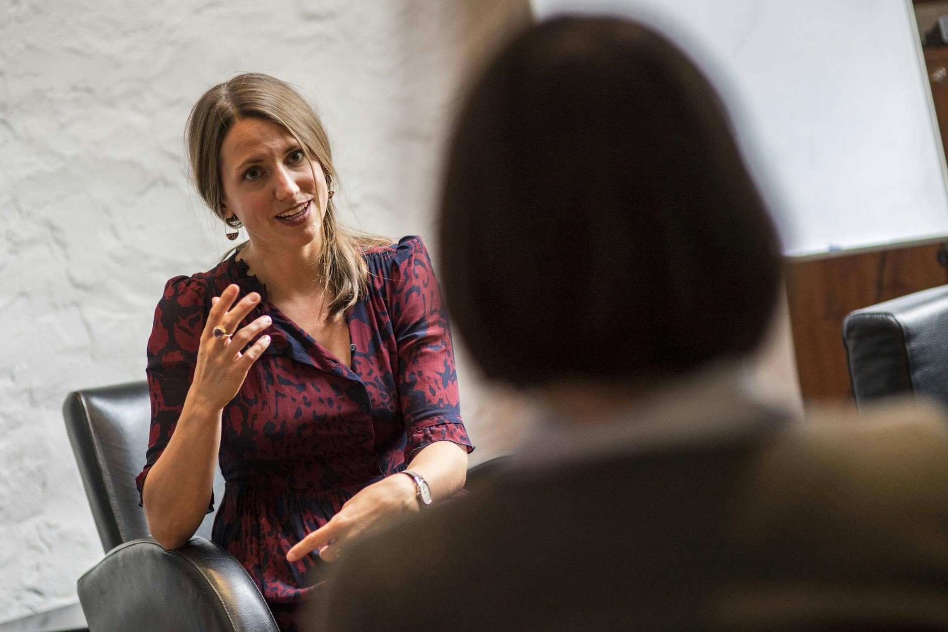 Über Krebs reden: eine Psychologin im Beratungsgespräch mit einer Psychotherapeutin