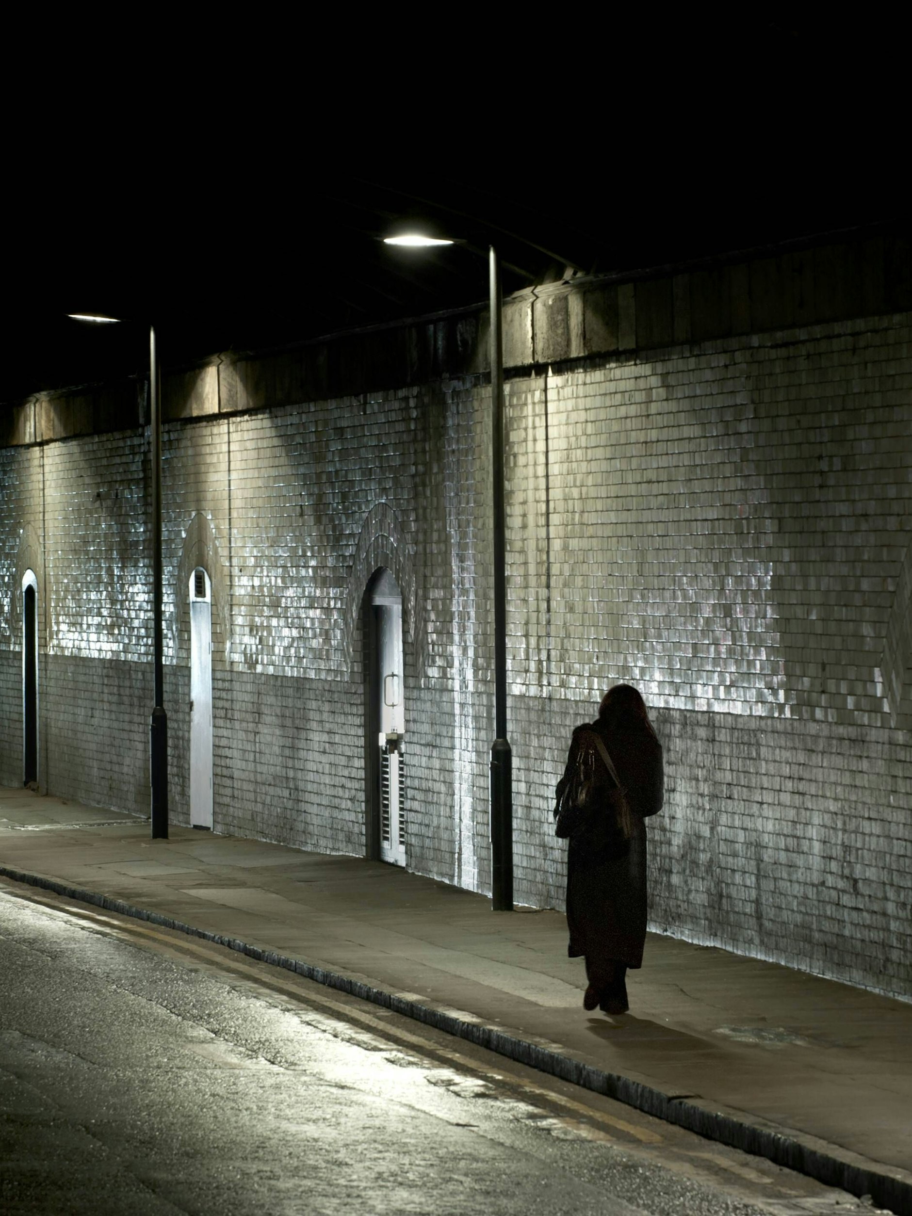 Als Bärbel M. gegen 18 Uhr im Dunkeln nach Hause kam und die Haustür aufschloss, packte sie jemand von hinten und stieß sie um.